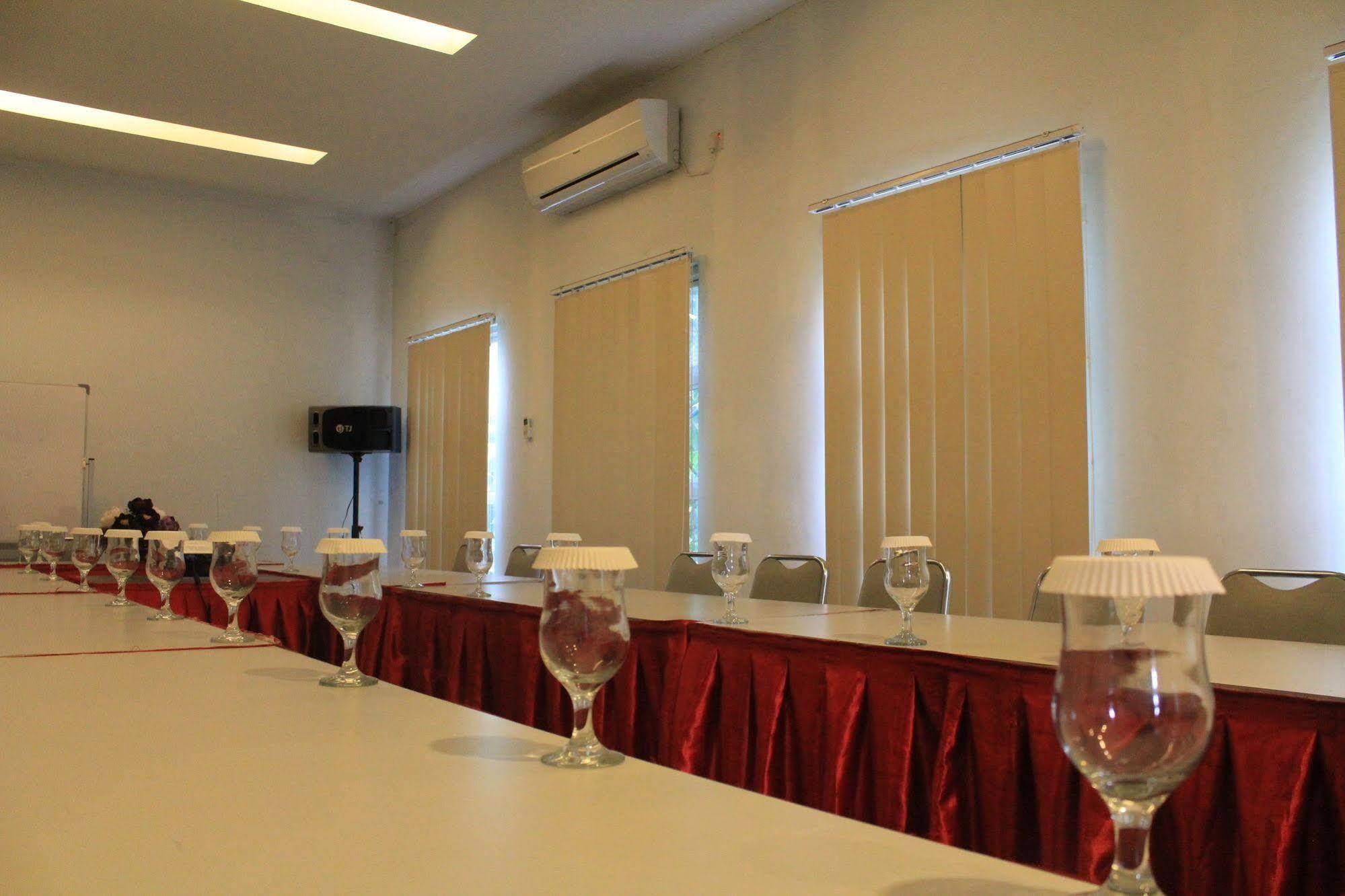 Hotel Tilamas Juanda Sawotratap Exterior photo